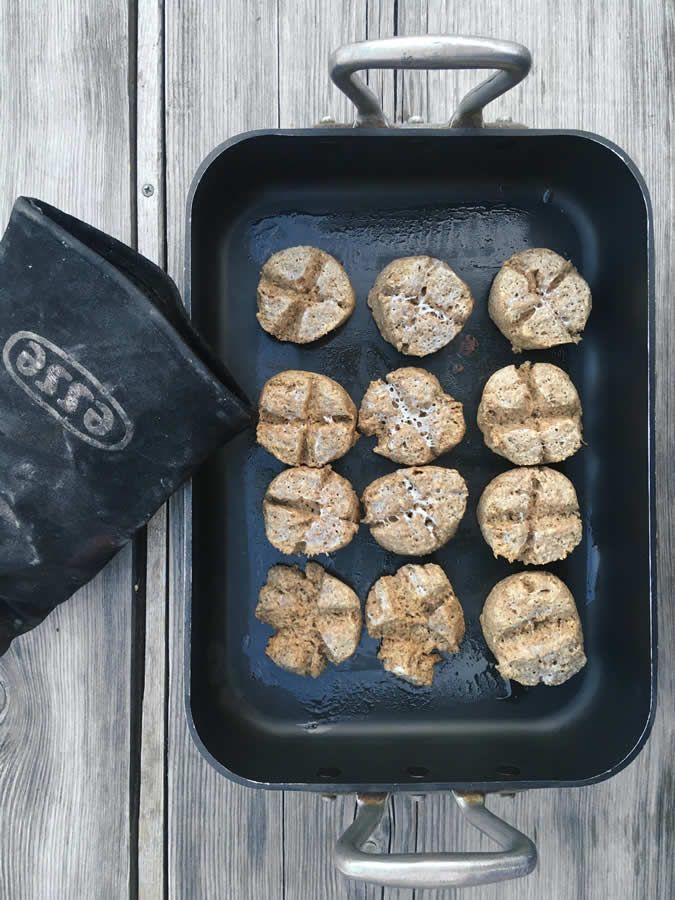 Βασισμένοι σε συνταγή για scones, τα εγγλέζικα μπισκότα τσαγιού, φτιάξαμε τα μπισκότα με τη χρησιμοποιημένη βύνη (-spent grain-) από τη ζυθοποίηση τής νέος ΙΙ